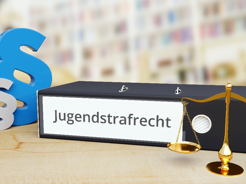 Ordner auf Schreibtisch mit Beschriftung Jugendstrafrecht